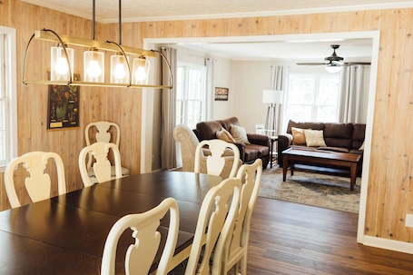 Interior. NEW HotTub! Spacious cottage convenient to town, wineries & outdoor adventures!