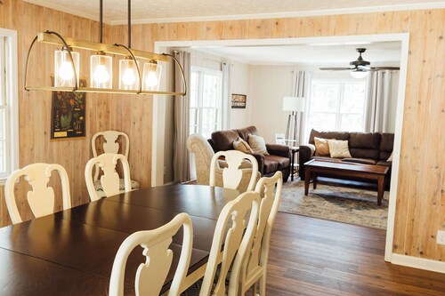 NEW HotTub! Spacious cottage convenient to town, wineries & outdoor adventures!