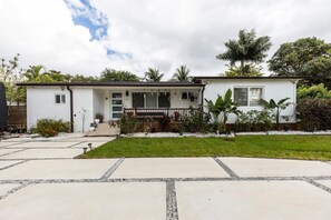 Front of the home - Modern 3BR/2BA Home with Pool in Miami Oasis (Miami)