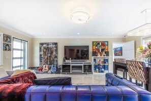 Living Room - Modern 3BR/2BA Home with Pool in Miami Oasis (Miami)