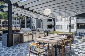 Outdoor dining - Amazing Sunnyvale 1BR w/ Gym, Pool & BBQ, walk to Apple, by Blueground (South Bay)