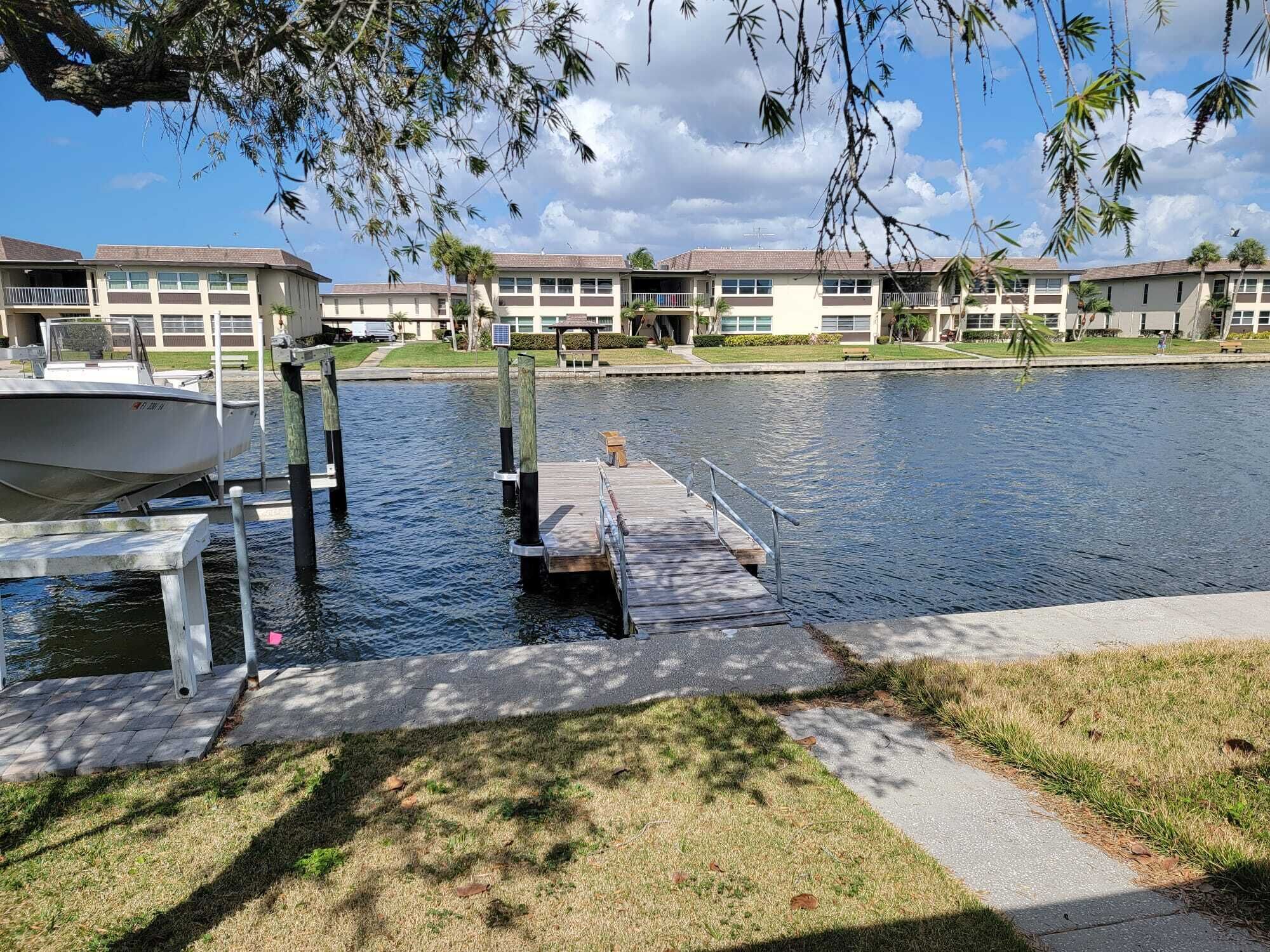 Cozy ocean retreat on canal (Pet Friendly)