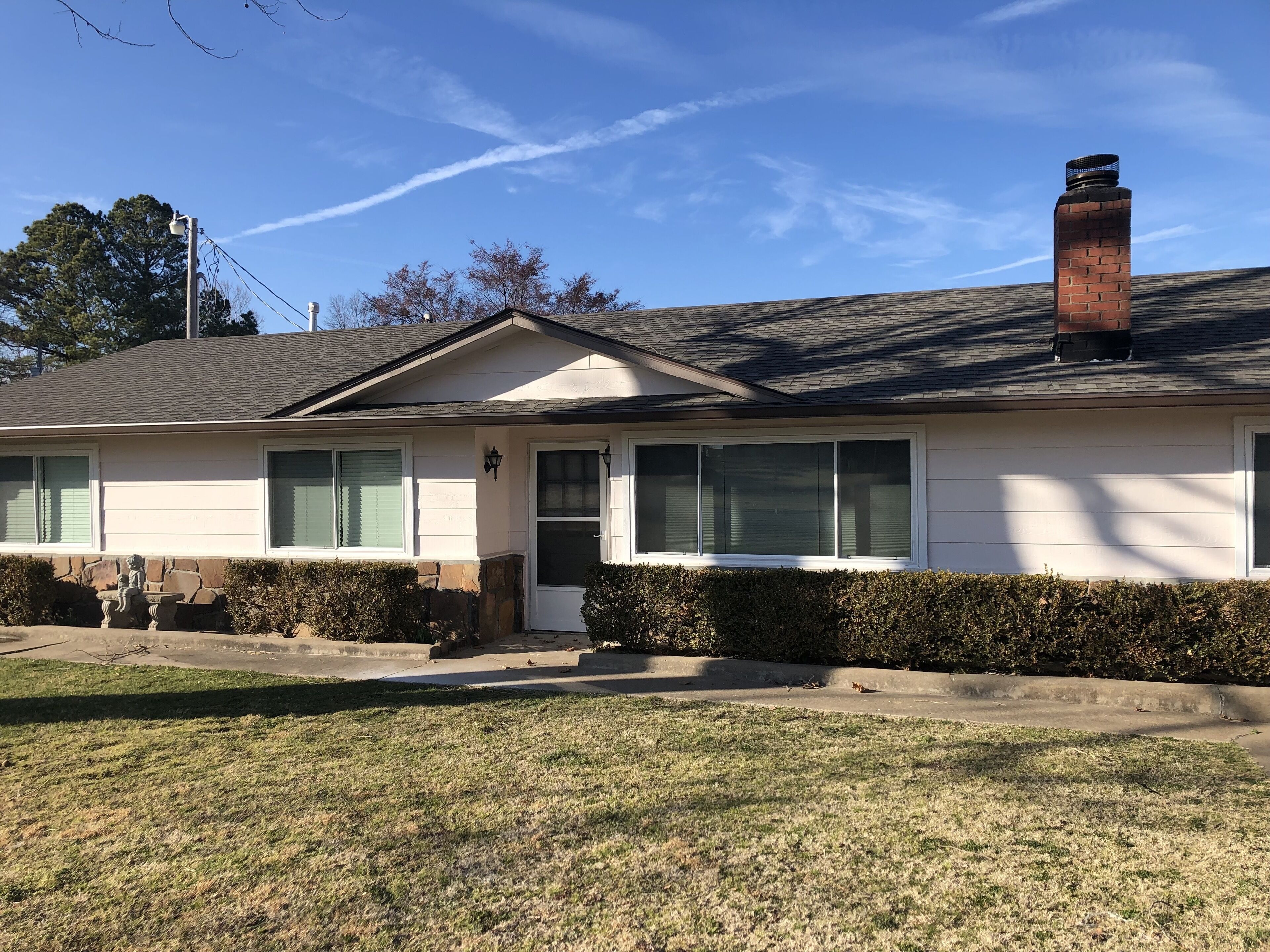 Relaxing Lake Retreat w/firepit, sunroom, patio. Walking distance to water.