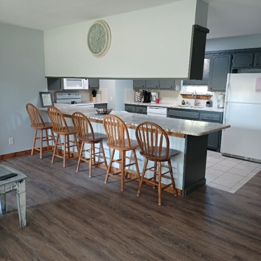 Relaxing Lake Retreat w/firepit, sunroom, patio. Walking distance to water.