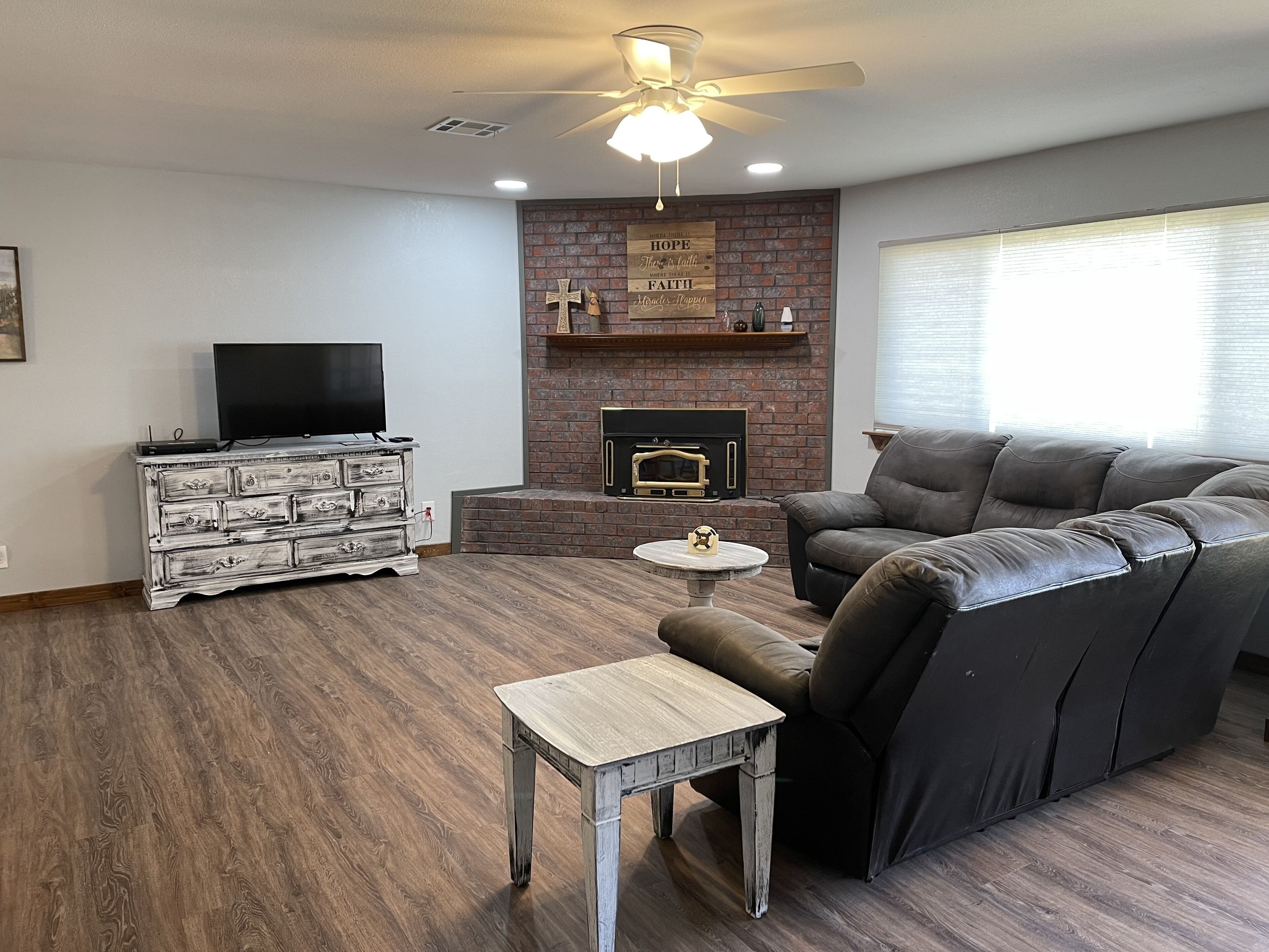 Relaxing Lake Retreat w/firepit, sunroom, patio. Walking distance to water.