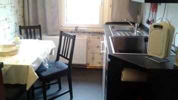 Refrigerador, microondas, placa de cocina, cafetera/tetera