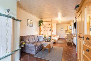 Living area - Apartment 'Haus Rosi und Werner' with Garden & Wi-Fi (Emmerting)