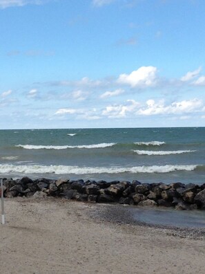 På stranden