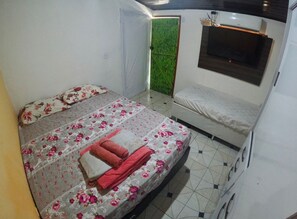 Chambre familiale | Fer et planche à repasser, accès au Wi-Fi (inclus)