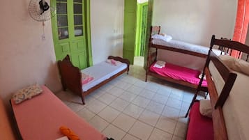 Dormitório compartilhado econômico | Ferros/tábuas de passar roupa, Wi-Fi de cortesia