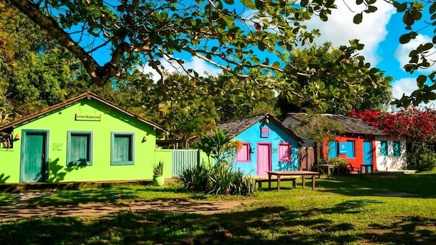 Un bâtiment aux couleurs vives, sur lequel on peut lire l’inscription « Hôtel Francisco ».