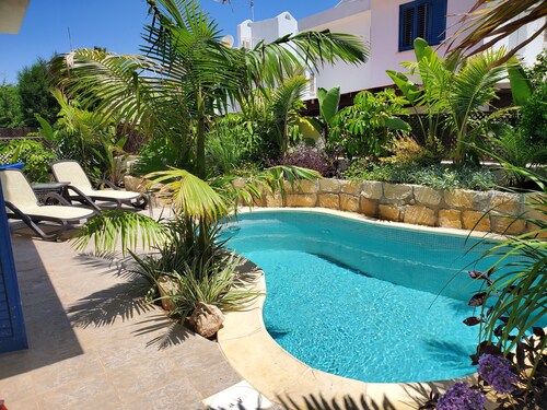 Villa - Sleeps 6, free parking & heated pool