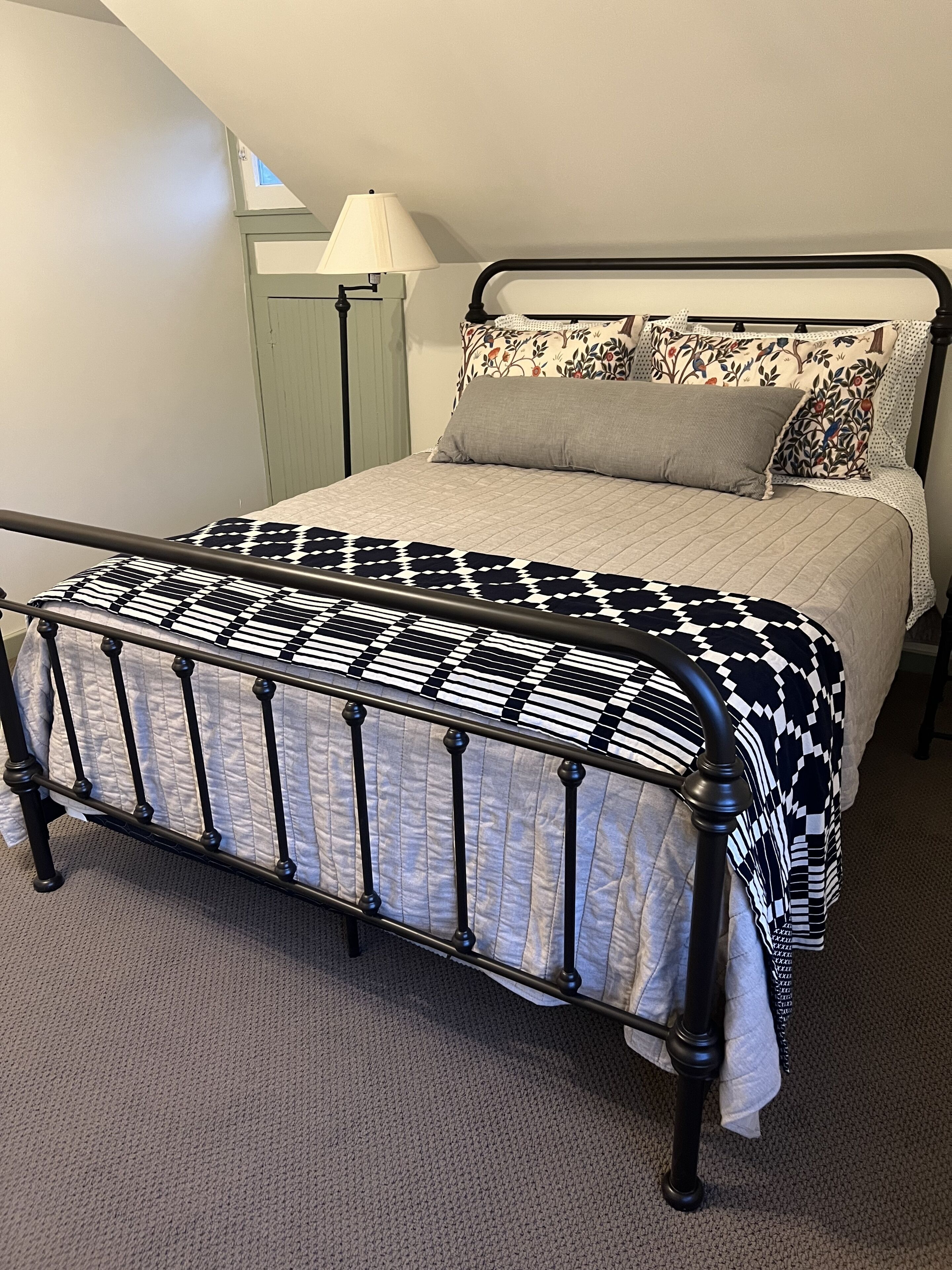 Charming Bungalow in the heart of Pasadena 2 Bedroom 1 Bathroom with Kitchenette