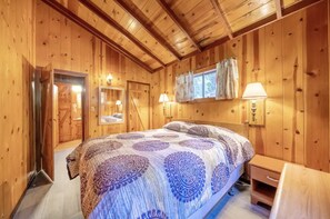 3 slaapkamers, individueel gedecoreerd, een strijkplank/strijkijzer