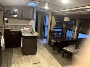 舒适活动屋 (Next To The River - RV Masoods Lodge) | 3 多间卧室、特色装修、熨斗/熨衣板、免费 WiFi