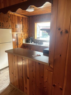 Familien-Doppelzimmer, Mehrere Betten, Bergblick, Bergseite (Main House - Cabin) | 3 Schlafzimmer, individuell dekoriert, Bügeleisen/Bügelbrett