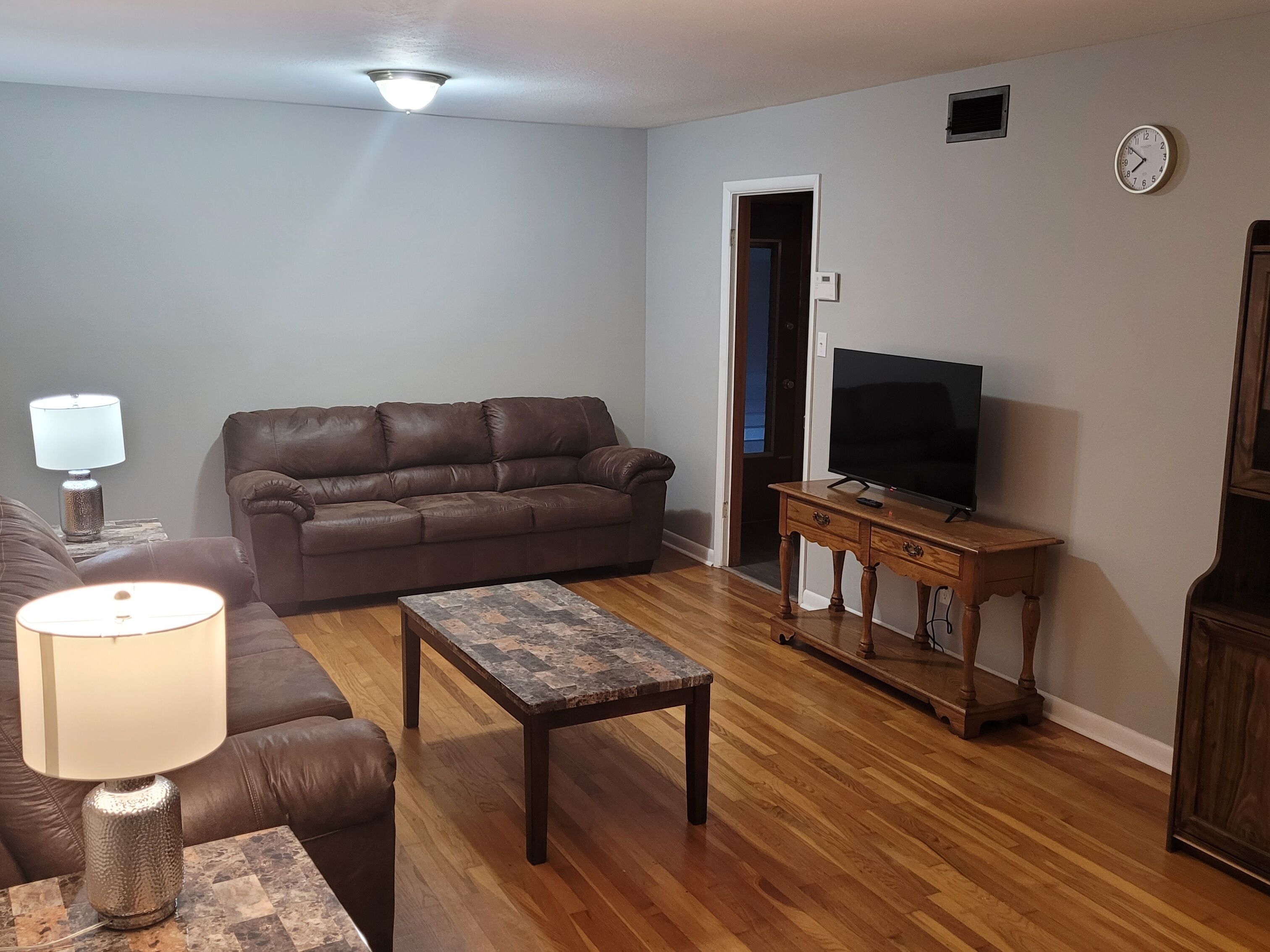 SPACIOUS SAFE NURSE & LONG TERM STAY HOME CLOSE TO HOSPITAL MALL & RESTAURANTS!