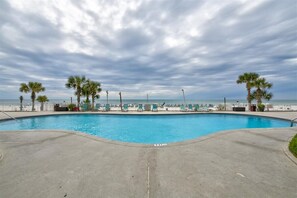 Alberca al aire libre y alberca climatizada