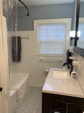 Combined shower/tub, hair dryer, soap, toilet paper - Spacious and charming 🌸🌸🌸 (Fort Smith)