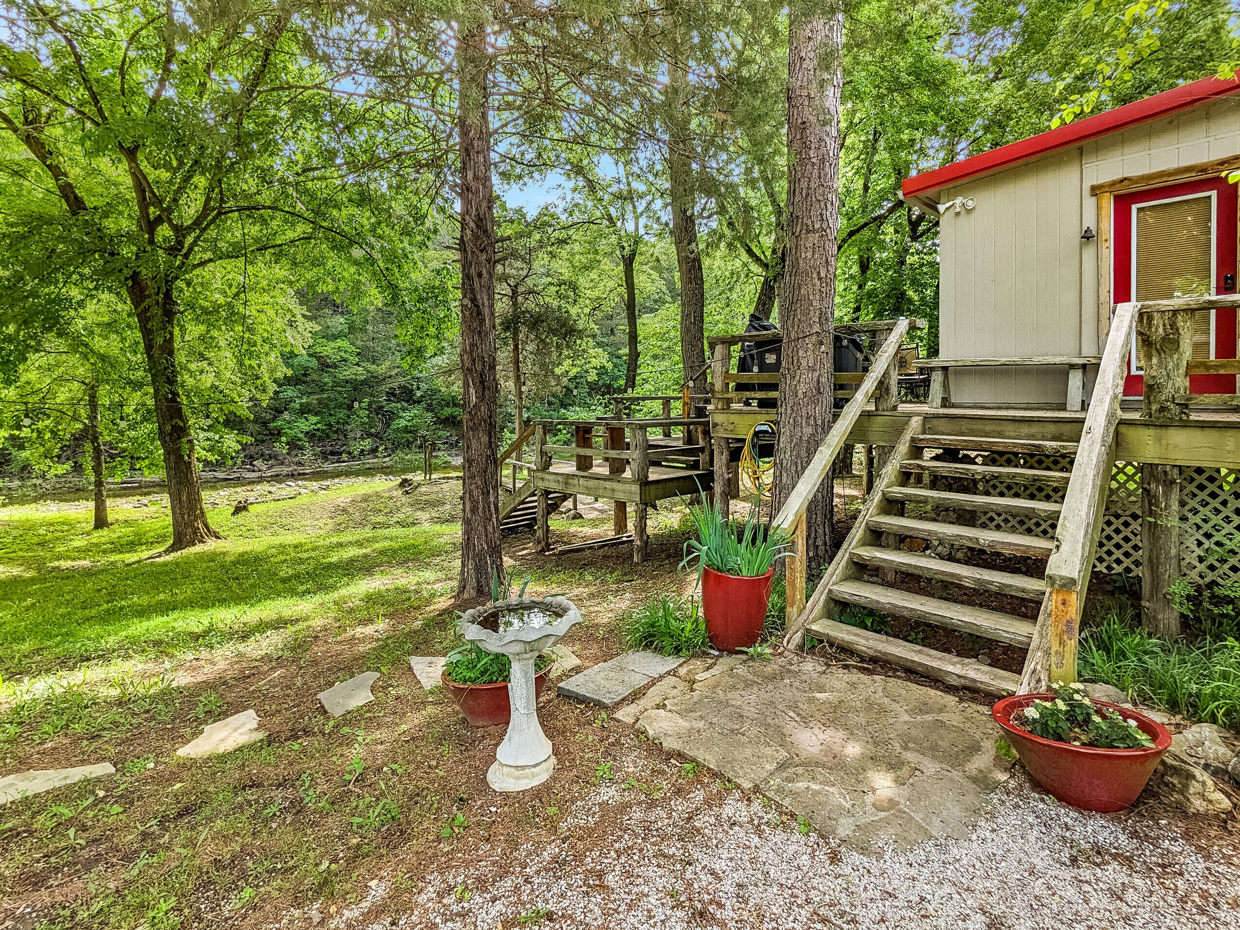 BlueBird Cabin ~ on Livingston Creek
