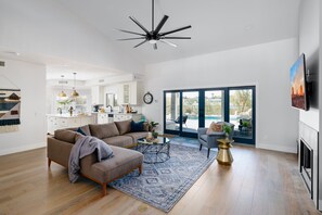 Televisión, chimenea, oficina