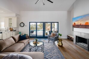 Televisión, chimenea, oficina