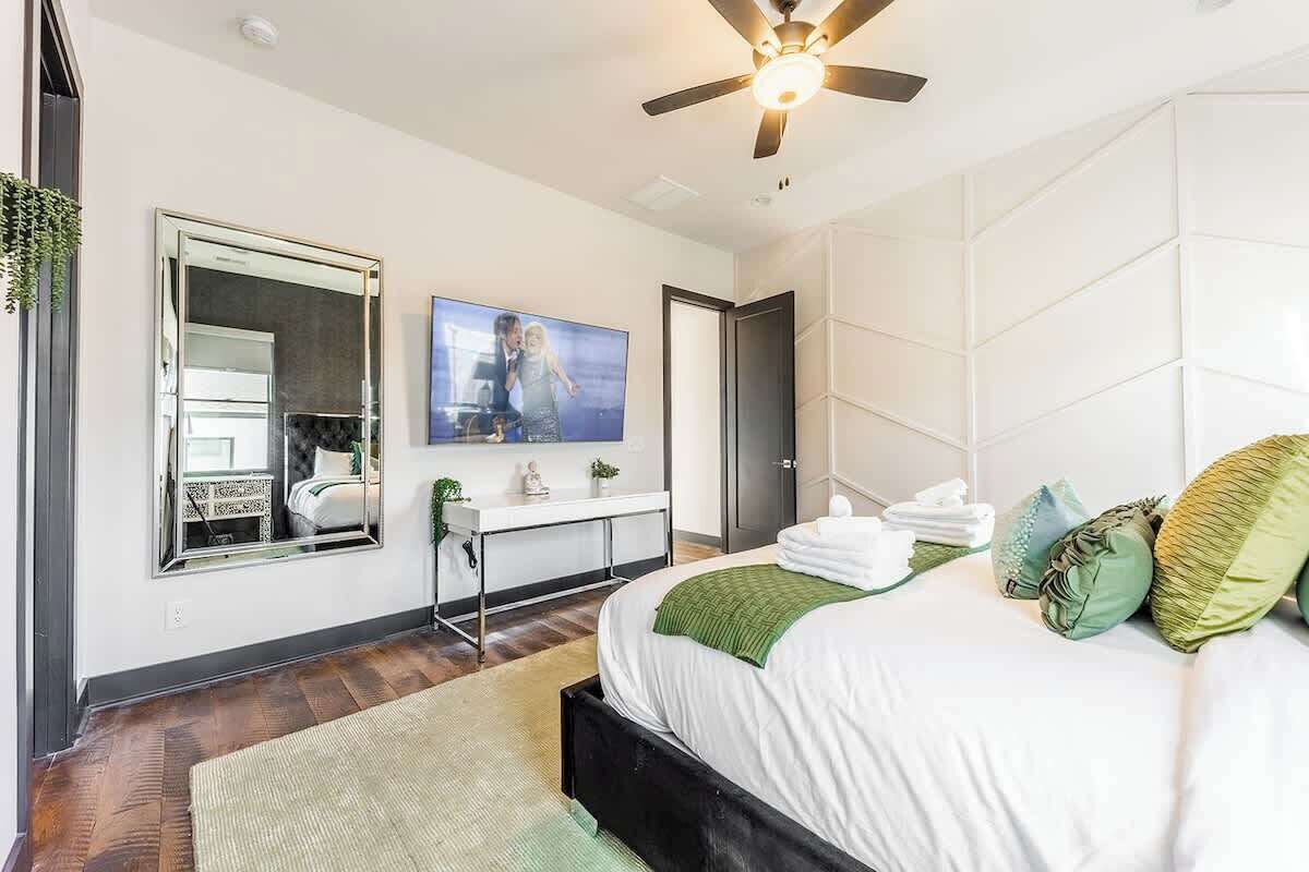 4 bedrooms, desk, iron/ironing board, travel crib