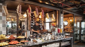朝食 (ビュッフェ)、毎日提供 (無料)