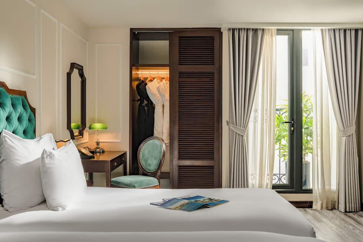 executive suite balcony | 1 bedroom, premium bedding, pillow-top beds, free minibar