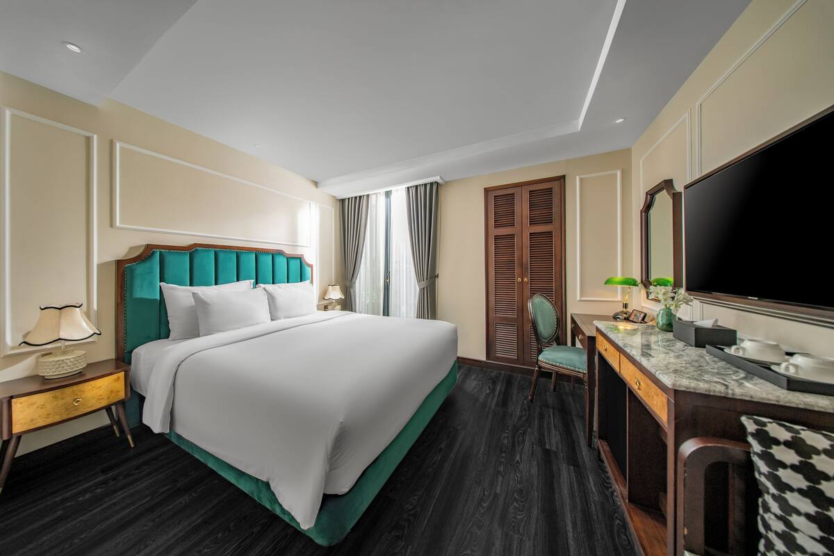 Junior Balcony Double or Twin Room | 고급 침구, 필로우탑 침대, 무료 미니바 품목, 책상