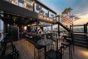 Bar sur le toit, restauration en plein air, ouvert tous les jours