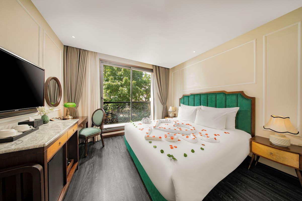 허니문룸, 시내 전망 (Honeymoon Suite City View Room) | 고급 침구, 필로우탑 침대, 무료 미니바 품목, 책상