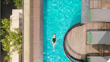 Outdoor pool, open 8:00 AM to 8:00 PM, pool loungers