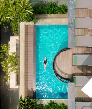 Outdoor pool, open 8:00 AM to 8:00 PM, pool loungers