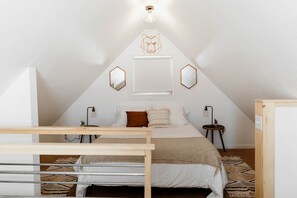 2 bedrooms, free WiFi, bed sheets - Cozy Lakeside Cabin with Hot Tub (Fawnskin)
