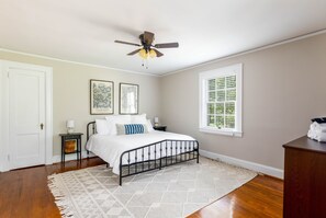 3 室のベッドルーム、デスク、アイロン / アイロン台、WiFi (無料)