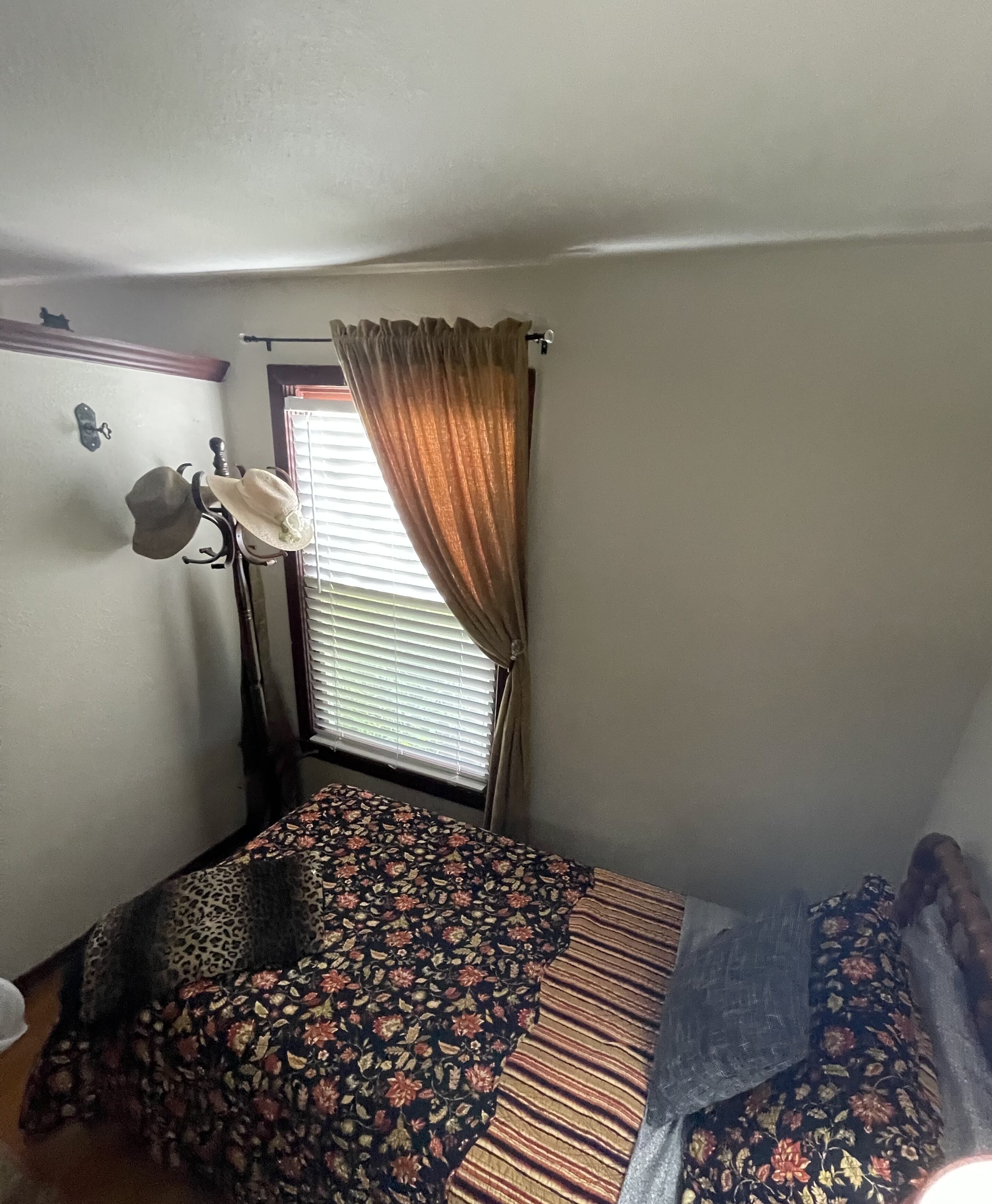 Super Cute Guest House. Great kitchen. Fully stocked. Big porch. 1 acre. Gated.