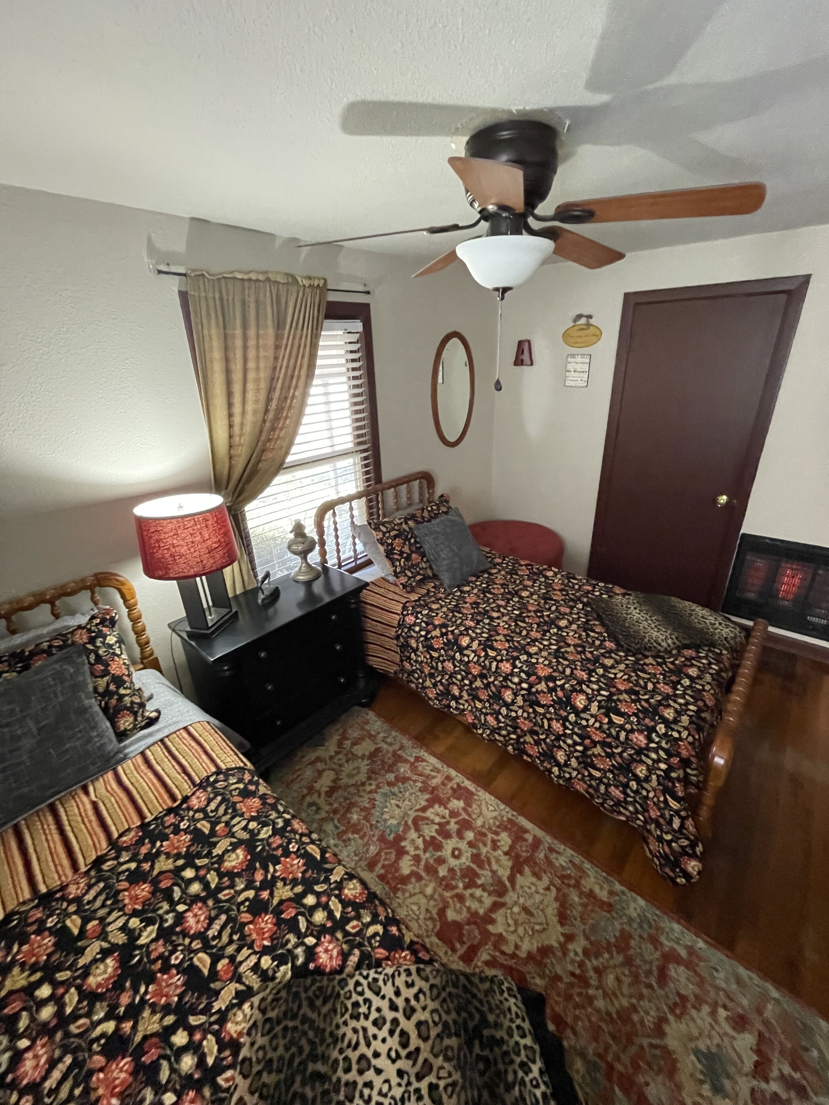 Super Cute Guest House. Great kitchen. Fully stocked. Big porch. 1 acre. Gated.