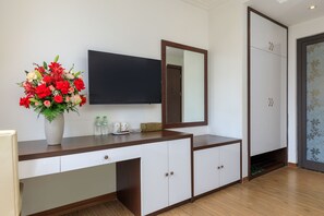 Minibar, desk, soundproofing, free WiFi - Yolowa Hotel (Hanoi)