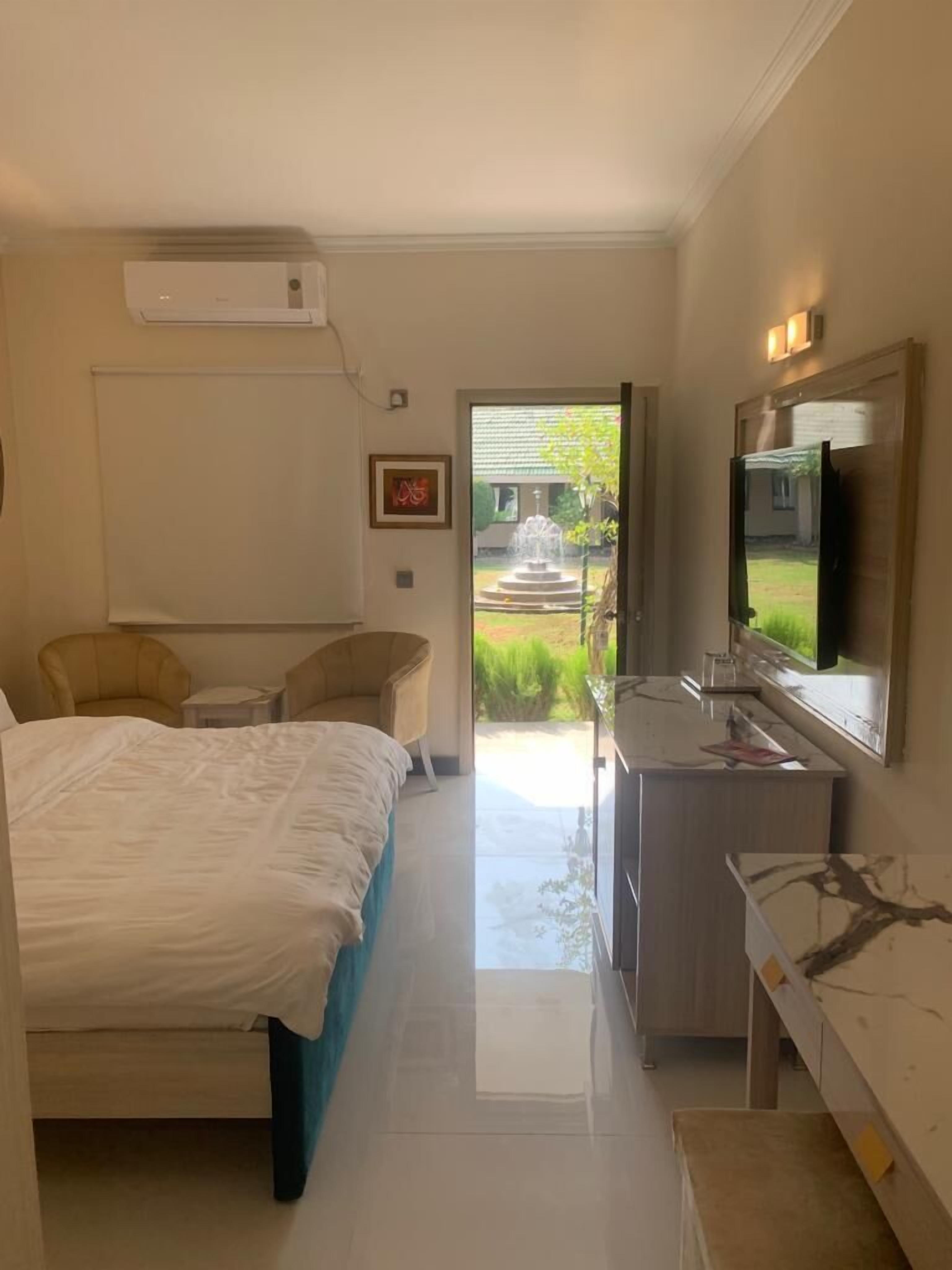 Club Double Room | Desk, laptop workspace, soundproofing, free WiFi