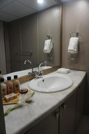 Club Double Room | Bathroom | Free toiletries, slippers, towels