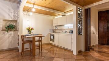 Een oven, een kookplaat, een vaatwasser