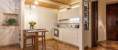 Ofen, Herdplatte, Geschirrspüler, Wasserkocher mit Kaffee-/Teezubehör