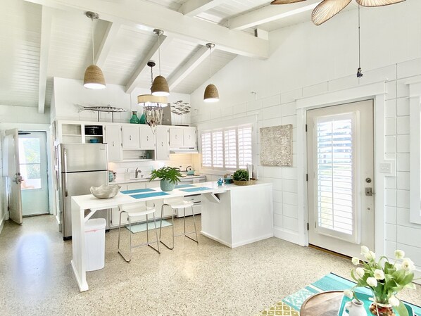 Réfrigérateur, micro-ondes, four, plaque de cuisson