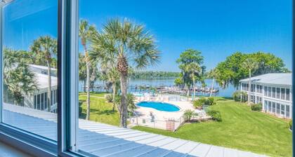 Riverfront Views! Fishing and Boating on the St. John's River, Pool, Boat Slip, All New Furnishings!