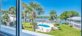 Riverfront Views! Fishing and Boating on the St. John's River, Pool, Boat Slip, All New Furnishings!