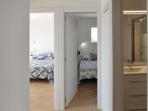 3 habitaciones, tabla de planchar con plancha y acceso a internet