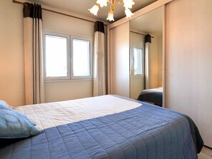 3 habitaciones, tabla de planchar con plancha, internet y ropa de cama 