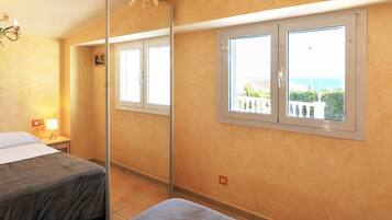 3 slaapkamers, een strijkplank/strijkijzer, internet, beddengoed