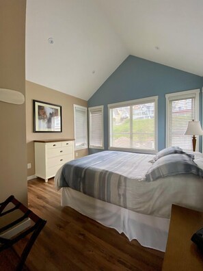 3 bedrooms, iron/ironing board, free WiFi, bed sheets - Stunning Lake/Mtn. View - 3 Bedroom Cozy House at La Casa Resorts (West Kelowna)
